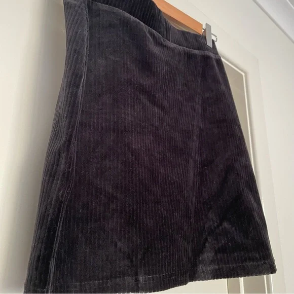 Sportsgirl Black Velvet Corduroy Mini Skirt 🖤💕
Quality🫰 Comfy fit 💗 - Picture 5 of 5